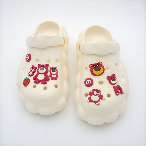 Cross-border Amazon hole shoe accessories DIY cartoon new creative matching shoe buckle INS strawberry bear set
