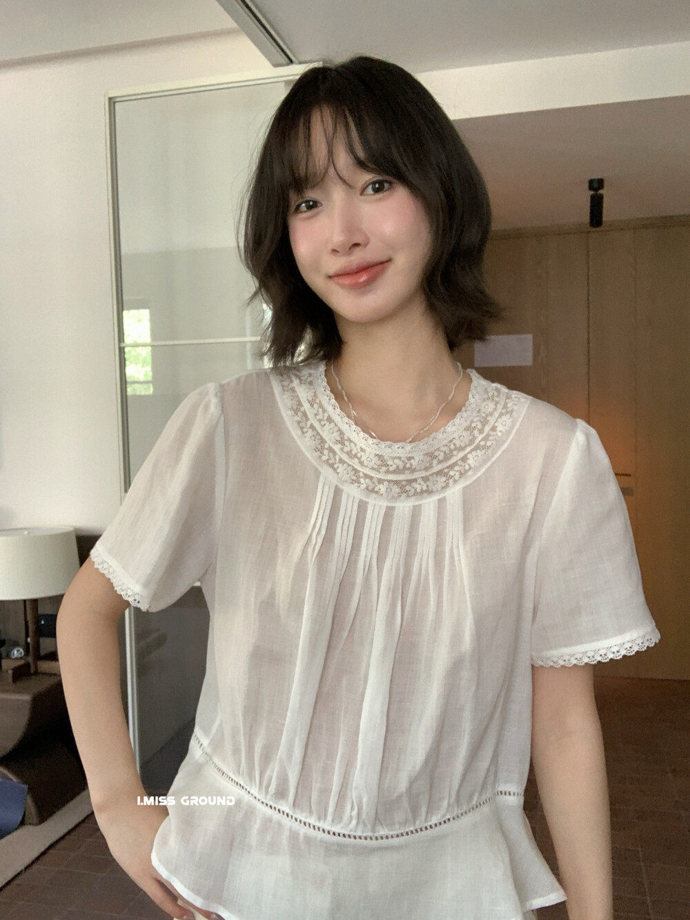 Áo sơ mi nữ tay ngắn phối ren cổ điển chất liệu tơ tằm linen — trắng ngà chi tiết 6