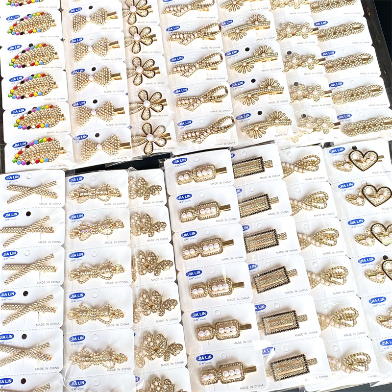 Venta caliente de aleación de oro de diamante incrustado horquilla de pico de pato clip de presión clip de dos yuanes tienda de accesorios para el cabello accesorios para la cabeza puesto de suministro