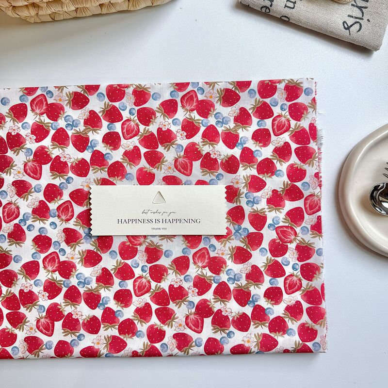 100% Cotton 40-Count Digitally Printed Fabric Korean-Style Cartoon Strawberry Floral Fabric for Women's Clothing, Children's Clothing, Parent-Child Outfits, Home Wear, DIY