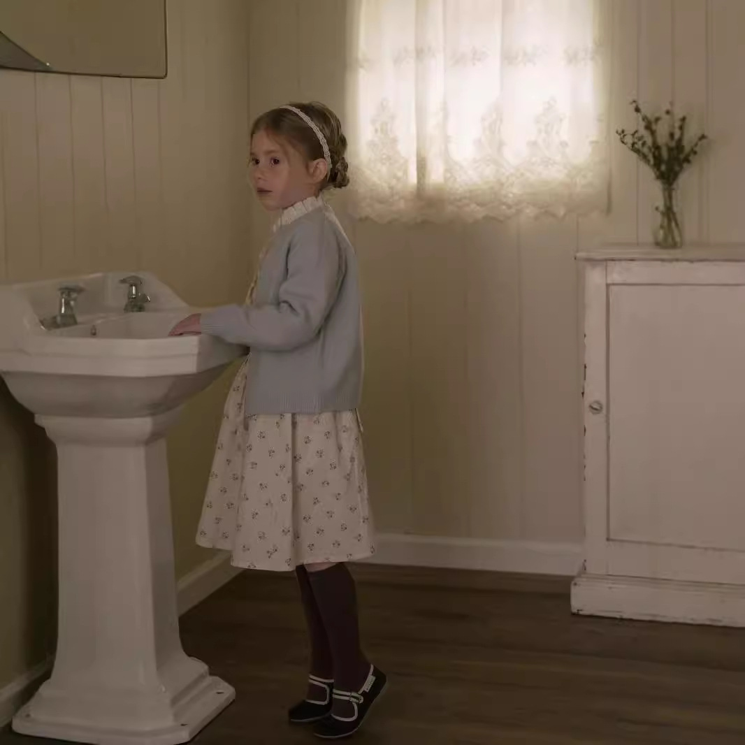 Spot camisa de niña 2024 otoño francés exquisito bordado camisa de manga larga estilo occidental cuello de hongo camisa de bebé algodón