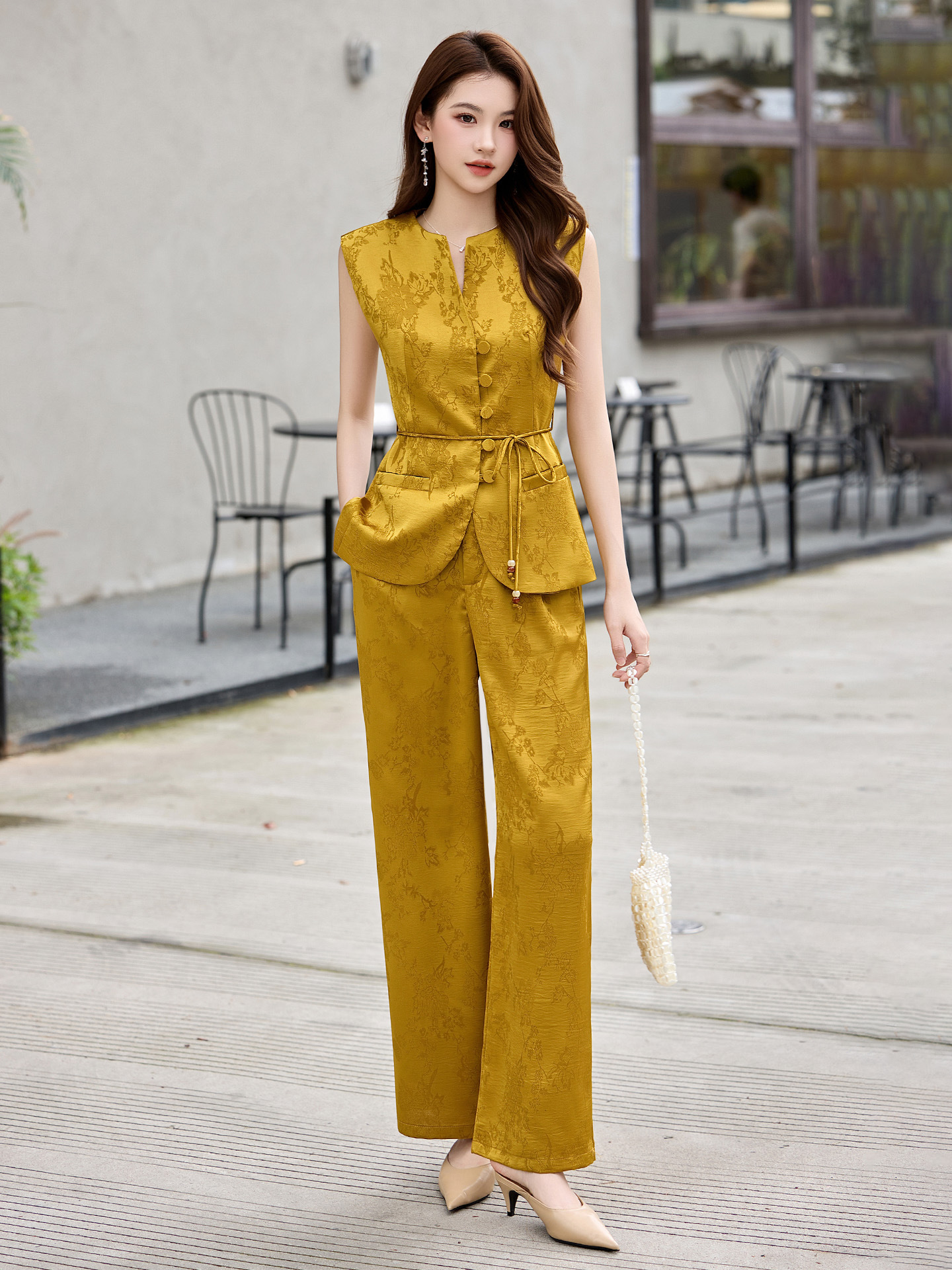 Bộ quần áo hai mảnh nữ phong cách tân cổ điển Trung Hoa – áo gile họa tiết jacquard kết hợp quần ống rộng — màu đen, màu trắng, màu vàng