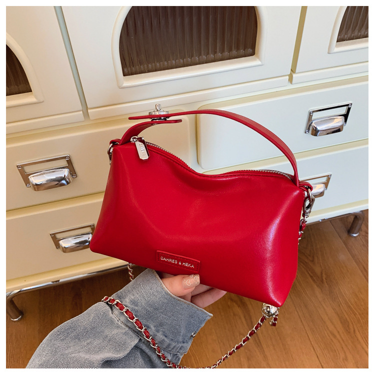 A stylish and elegant hand-held small square bag for women in the summer of 2025, featuring an Instagram-chic and high-end single-shoulder crossbody women's bag undefined