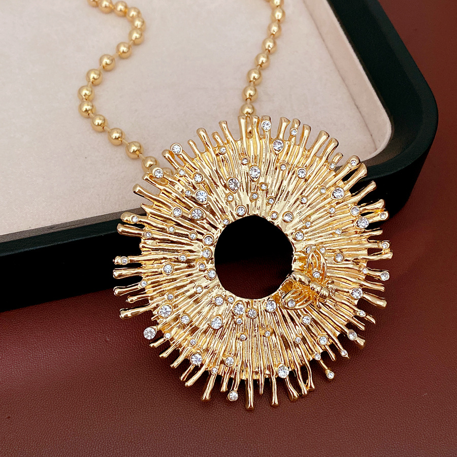 Collar redondo hueco de diamante de estilo europeo y americano ligero lujo nicho cadena de clavícula de alta calidad personalidad exagerada conjunto de joyería mujer