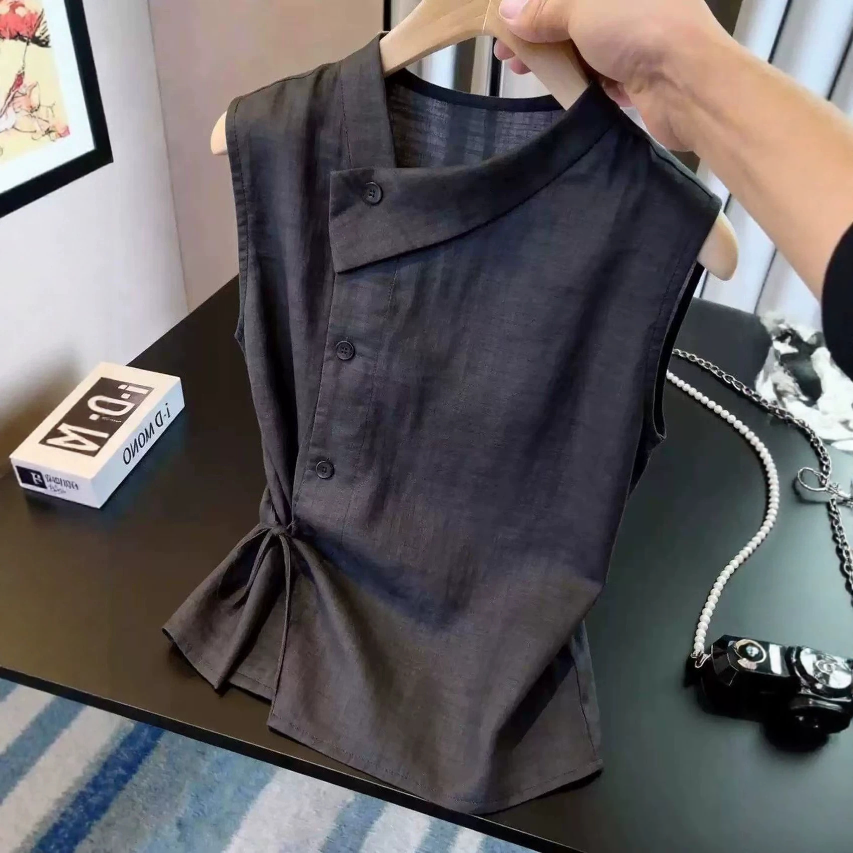 Áo hai dây nữ satin kiểu Pháp thanh lịch, thiết kế không tay ôm nhẹ — màu đen chi tiết 3