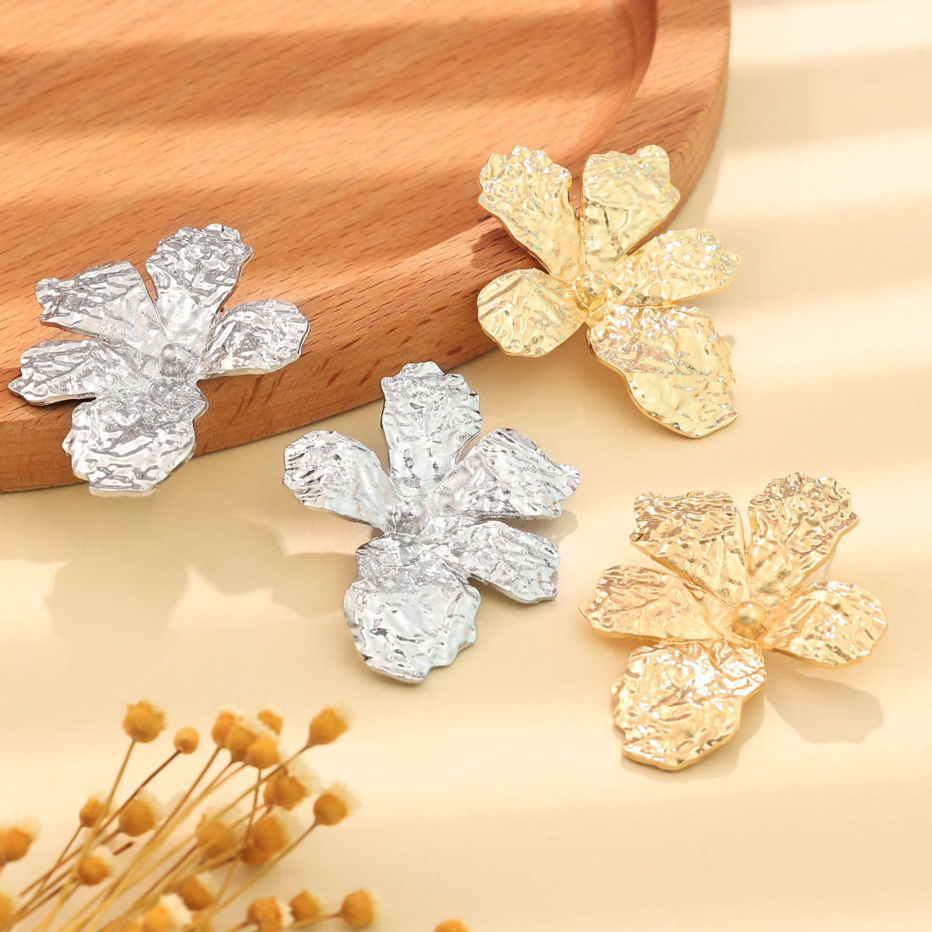 Pendientes de metal con diseño de flor, estilo minimalista europeo y americano, pendientes retro franceses con personalidad, elegantes y de alta gama, venta al por mayor directamente del fabricante.