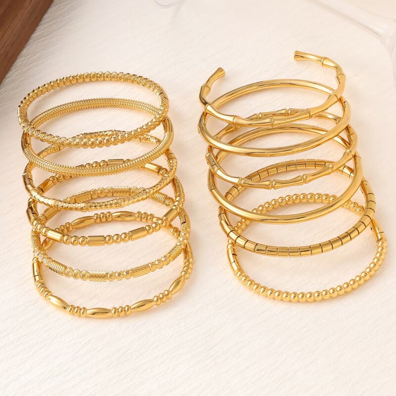 Stainless steel light luxury bracelet for women, vacuum electroplated, niche design, plain ring texture, diamond-encrusted titanium steel bracelet with starry sky effect Stainless steel light luxury bracelet for women, vacuum electroplated, niche design, plain ring texture, diamond-encrusted titanium steel bracelet with starry sky effect