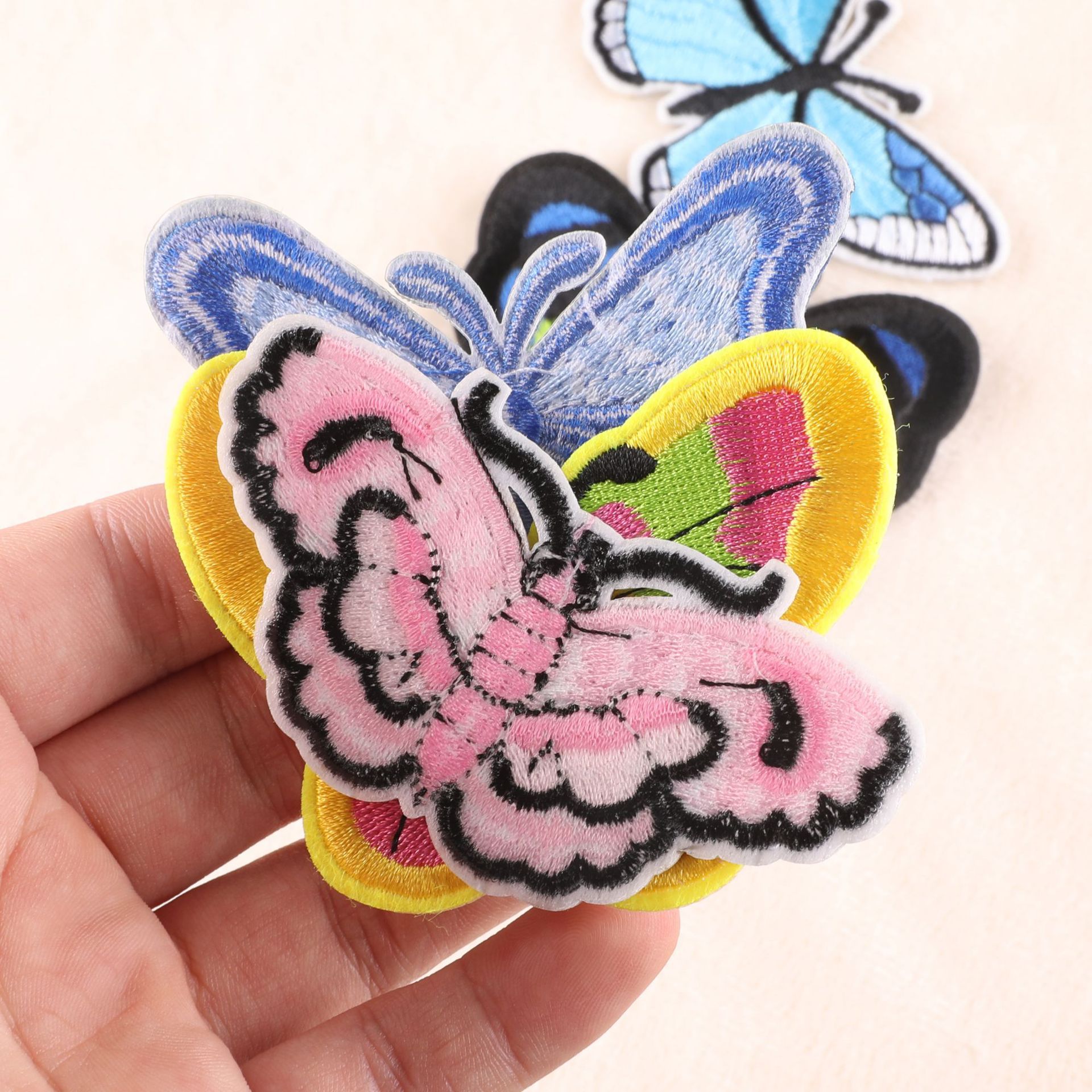 Miles de tiendas de bordado de computadora, aditivos de ropa, mariposas de animales, parches DIY, emblemas bordadas, pegatinas de tela.