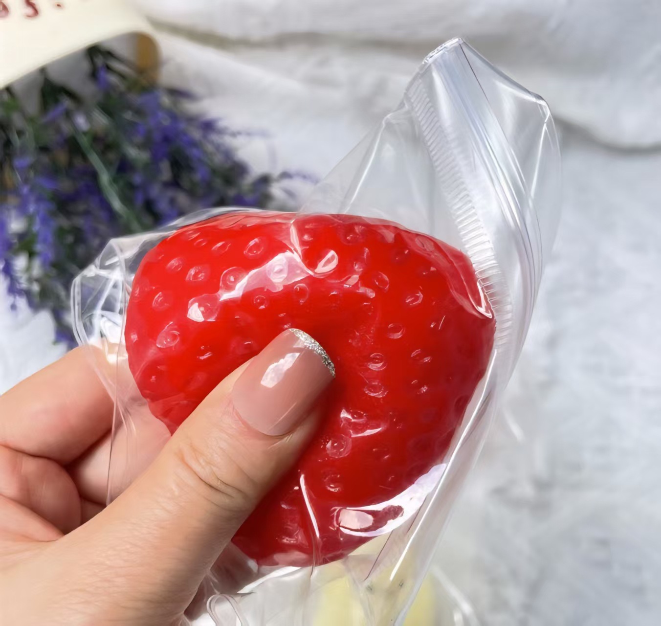Pequeño libro rojo pellizco le fresa imitación de barro de silicona alta sensación de valor facial mano descomprimir comida jugar diy fábrica directa