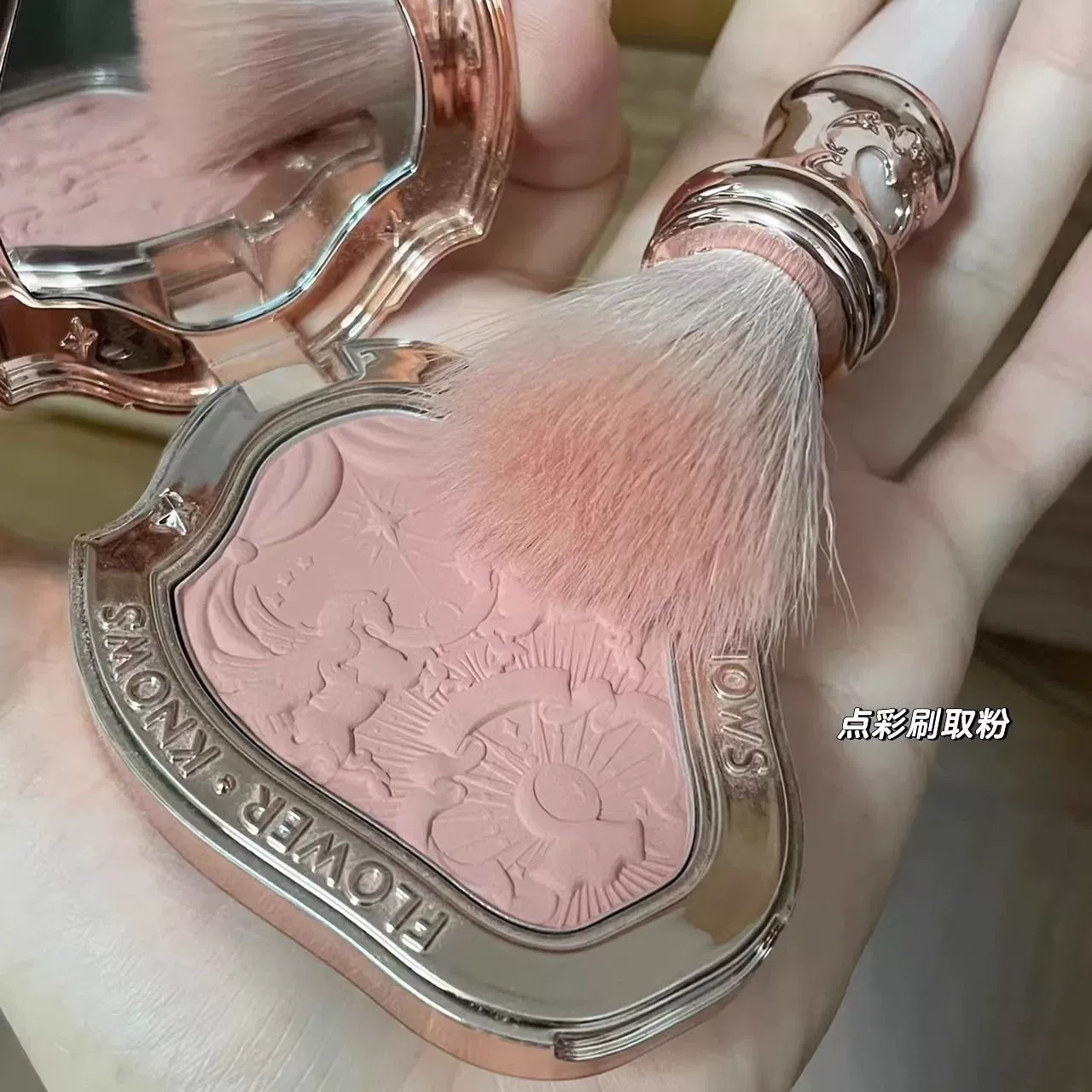 Румяна Flower Knows 01 Snow Frost Pearl Unicorn штамп эмблема, осветляющий контур, матовый, Китай