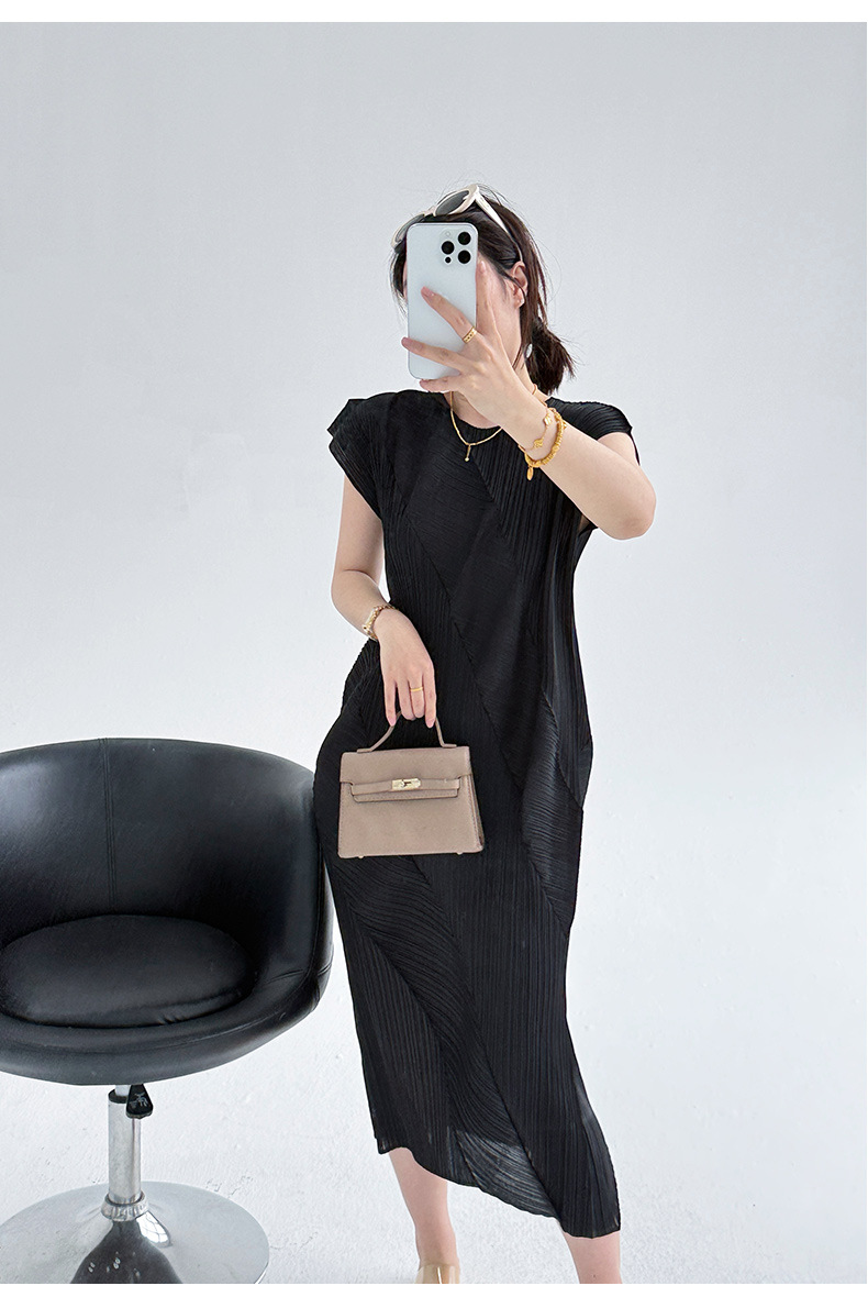 Đầm maxi nữ tay ngắn thiết kế xếp ly Issey Miyake ôm eo — màu đen chi tiết 8