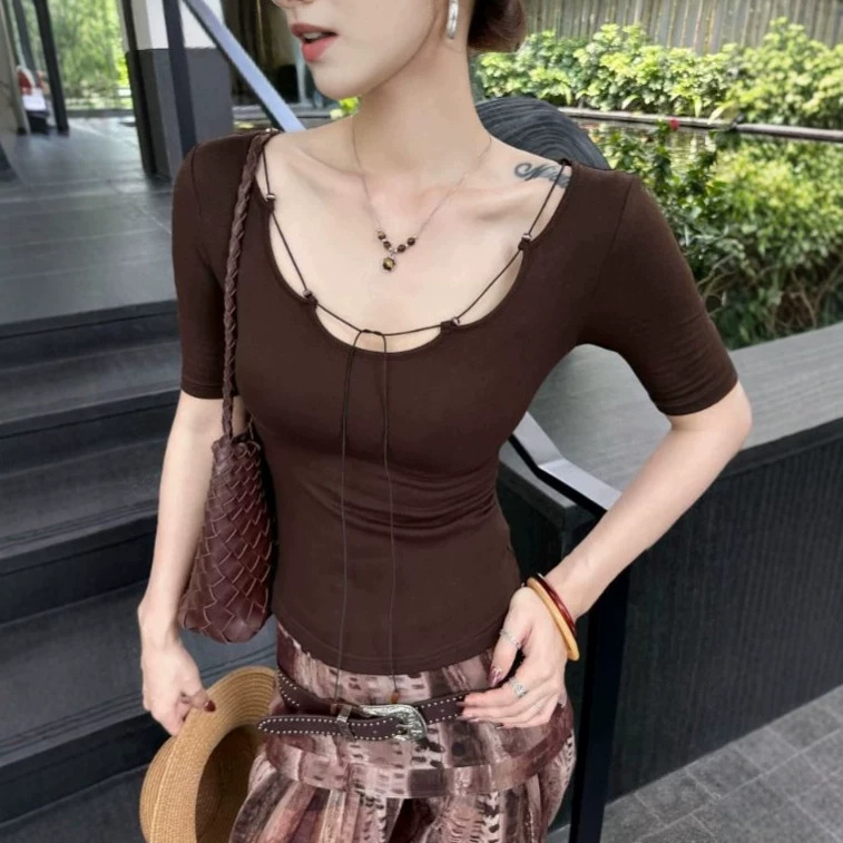 Unique and Stylish Brown Short-Sleeve T-Shirt for Women, Summer Waist-Cinching Slim-Fit Design, Niche Knit Top