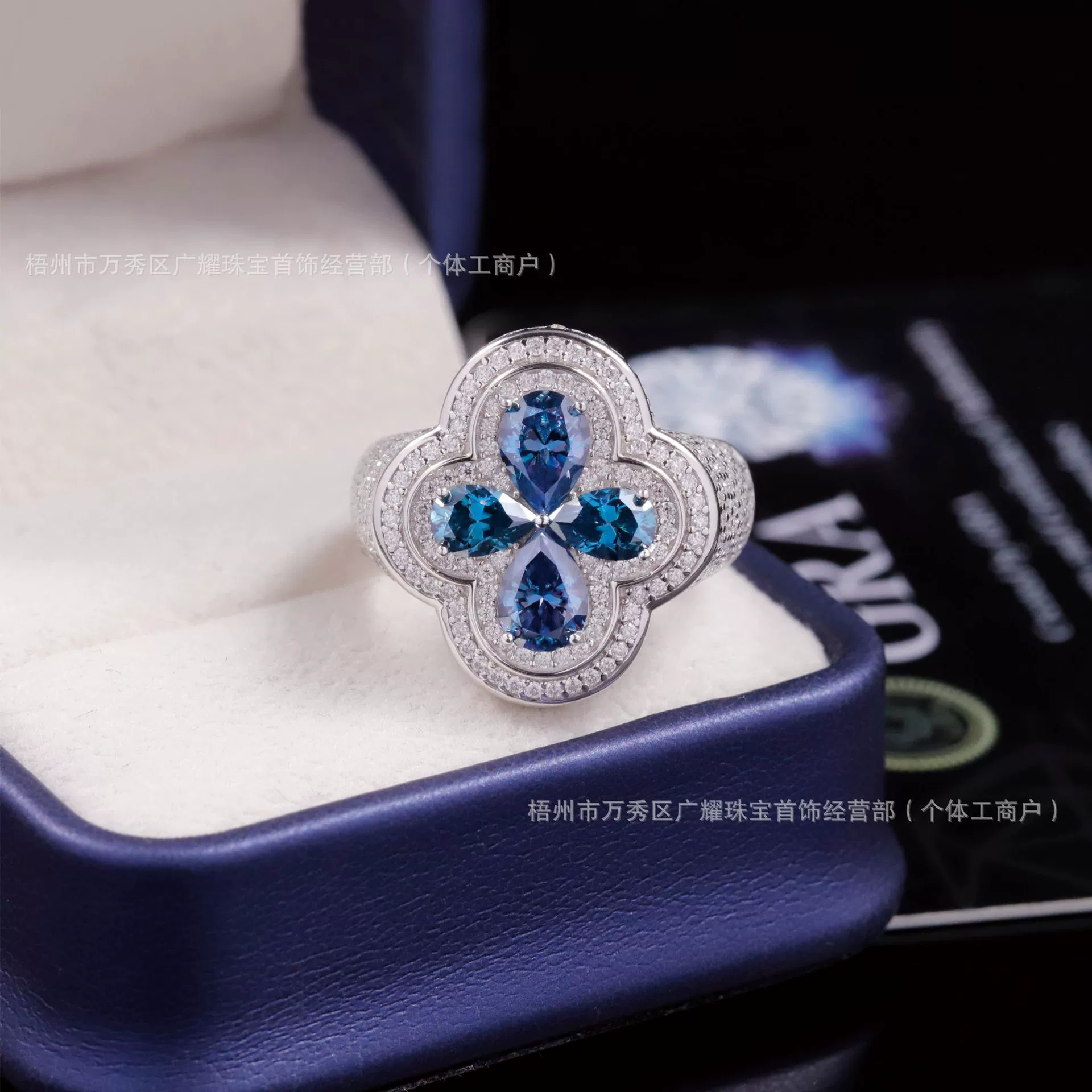 Изысканное и роскошное кольцо с четырехлистным клевером королевского синего цвета из серебра S925 с инкрустацией из муассанита цвета D – модное и элегантное украшение.