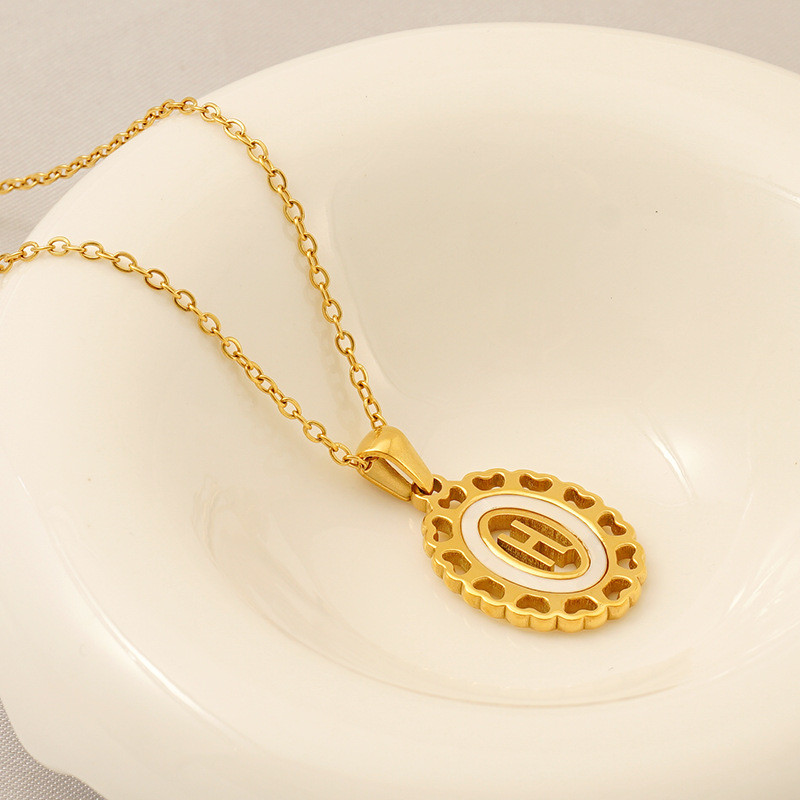 Europa y América titanio amor hueco colgante de letras para mujeres Amazon estilo universal simple collar de letras oval para mujeres
