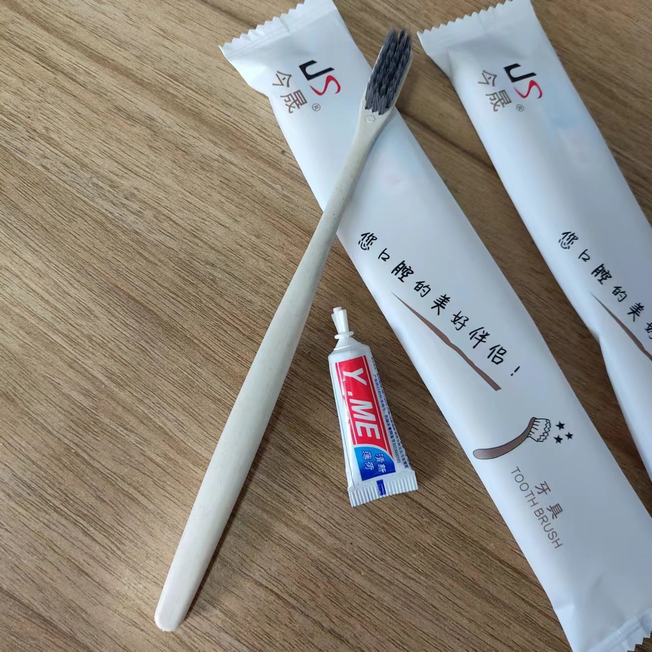Hotel cepillo de dientes de cabeza ancha con pasta de dientes para huéspedes domésticos desechables para huéspedes dientes de pelo suave para artículos de higiene de hotel