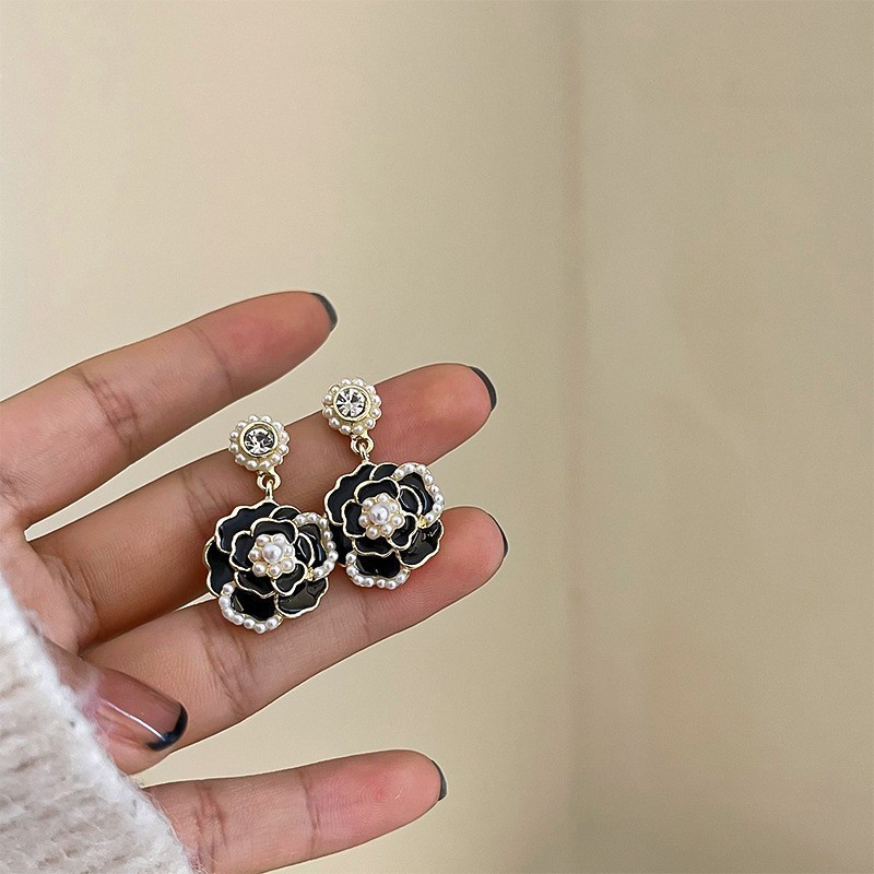銀の針の黒色の水晶の項の幾何学のピアスの小さい大衆の百合のイヤリングのファッションの気質の軽くて豪華な高級感の耳飾りの卸売り