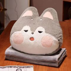 昼寝の毛布のぬいぐるみのエアコンはアニメのかわいい暖かい手の四季の抱枕に枕をかけられて仕事をしています。