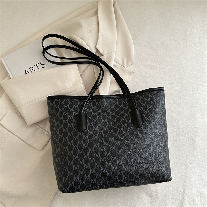 Bolso de mano de gran capacidad de mujer 2025 primavera y verano nuevo nicho de diseño universal en la bolsa de hombro de viaje