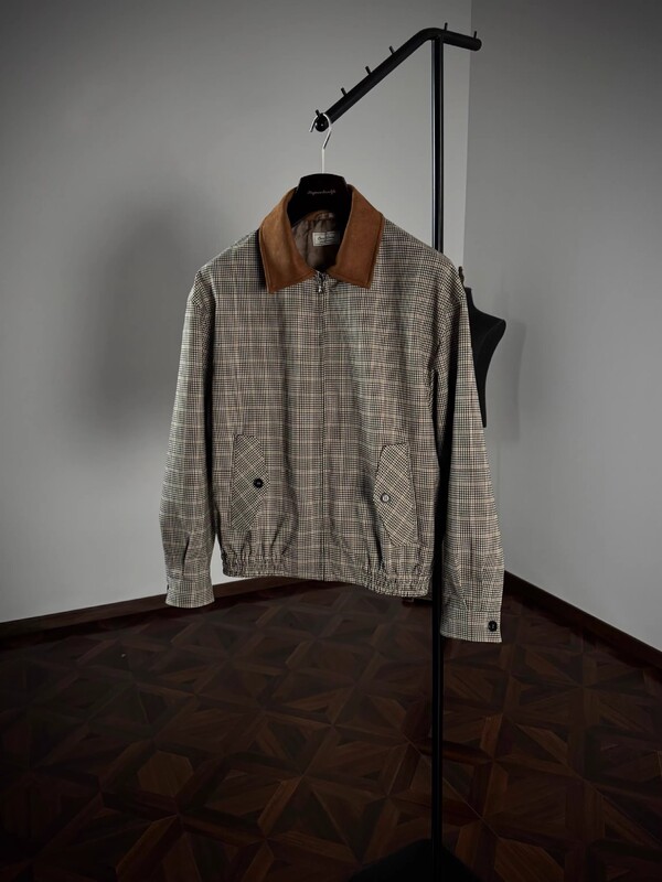 American-Style Retro Faux Suede Jacket with Contrasting Collar and Houndstooth Pattern, Oversized Short Wide Cut, Vintage Elegance, Old Money Style American-Style Retro Faux Suede Jacket with Contrasting Collar and Houndstooth Pattern, Oversized Short Wide Cut, Vintage Elegance, Old Money Style