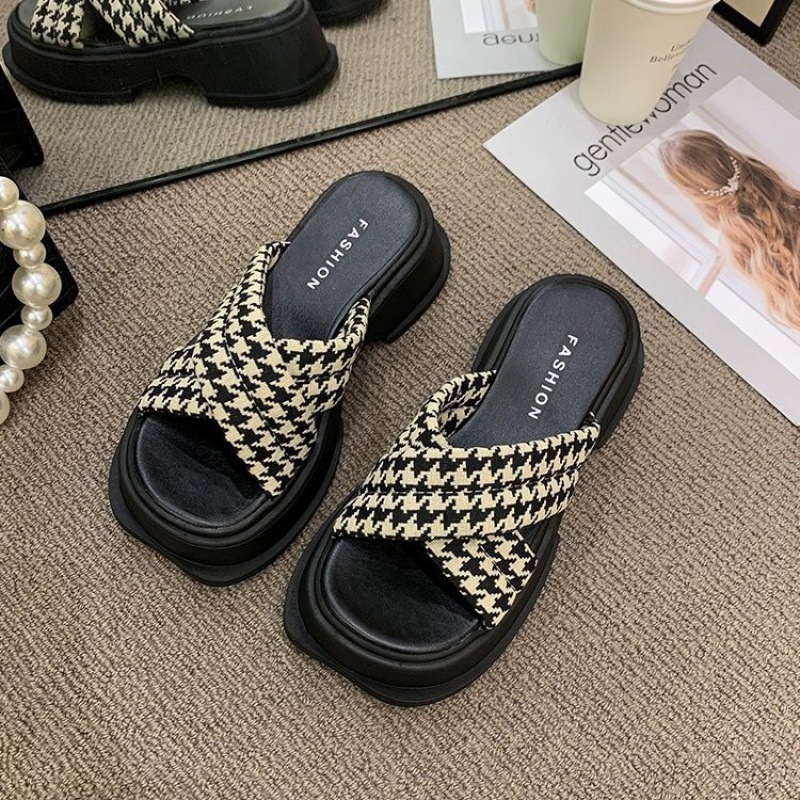 Verano 2023 nuevo estilo coreano sandalias de plataforma de punta redonda para mujer Zapatillas cruzadas de suela gruesa para mujer para desgaste exterior
