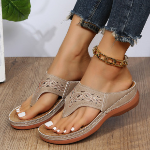 2022 foreign trade large size pressure drill clip toe outer wear beach sandals Europe and the United States flat thick bottom platform bottom slippers women wholesale