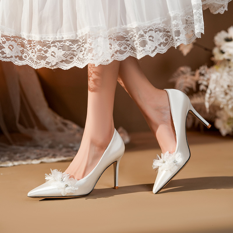Witte satijnen bruidsschoenen met applicaties, stilettohakken, sexy hoge hakken voor bruidsmeisjes, bruidsjurk, banket_voghion.com