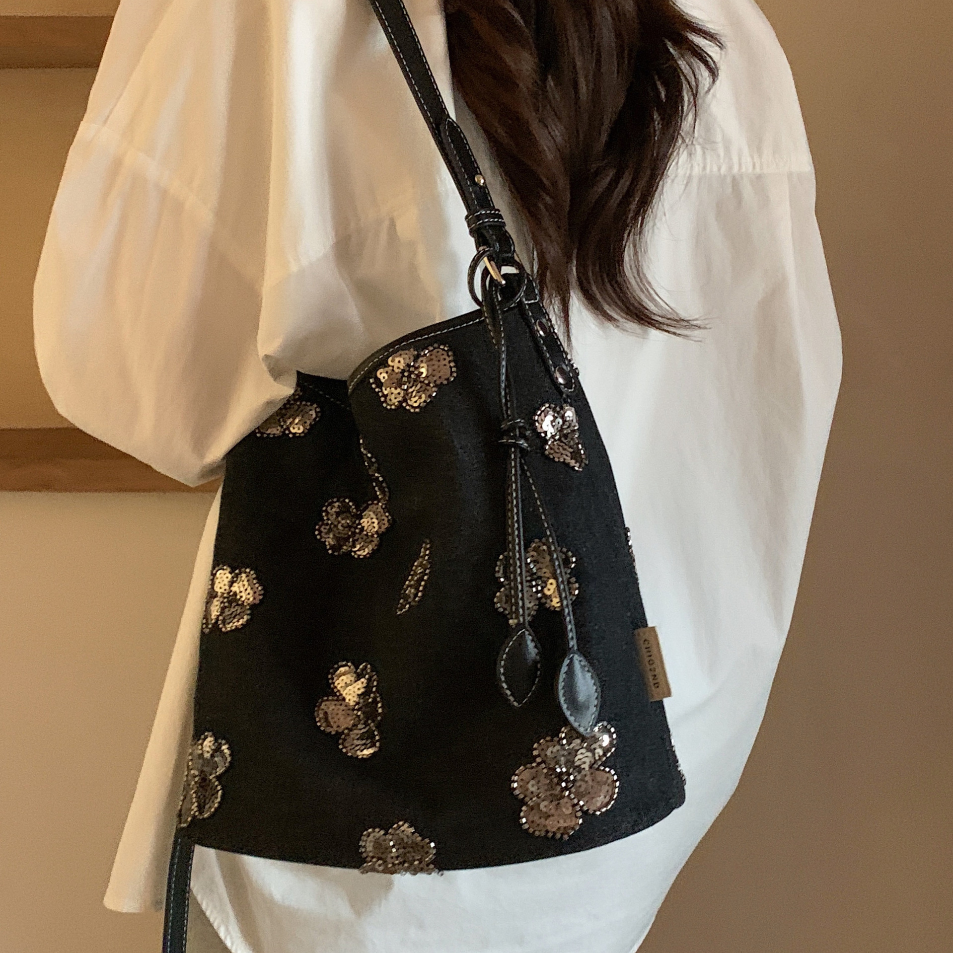 跨境新款时尚托特包 黑色牛仔女单肩包 闪片花朵复古可调节斜挎包