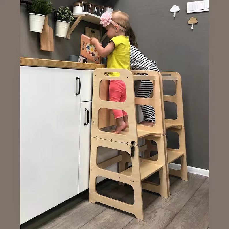 子供の手を洗う腰掛けの赤ちゃんの足は腰掛けを踏みます。