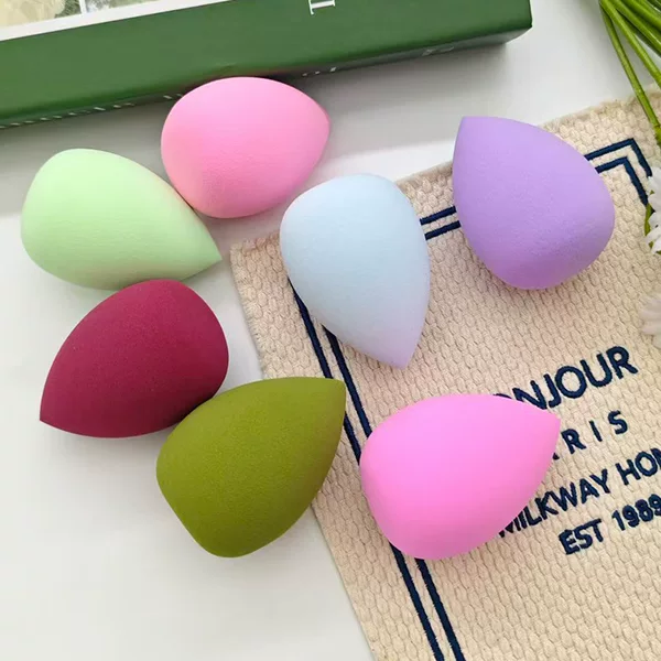 Beauty sponge, water drop-shaped powder puff, dual-purpose for dry and wet application, hydrophilic, non-latex, doesn’t absorb too much product, prevents caking, and ensures a smooth, even makeup application