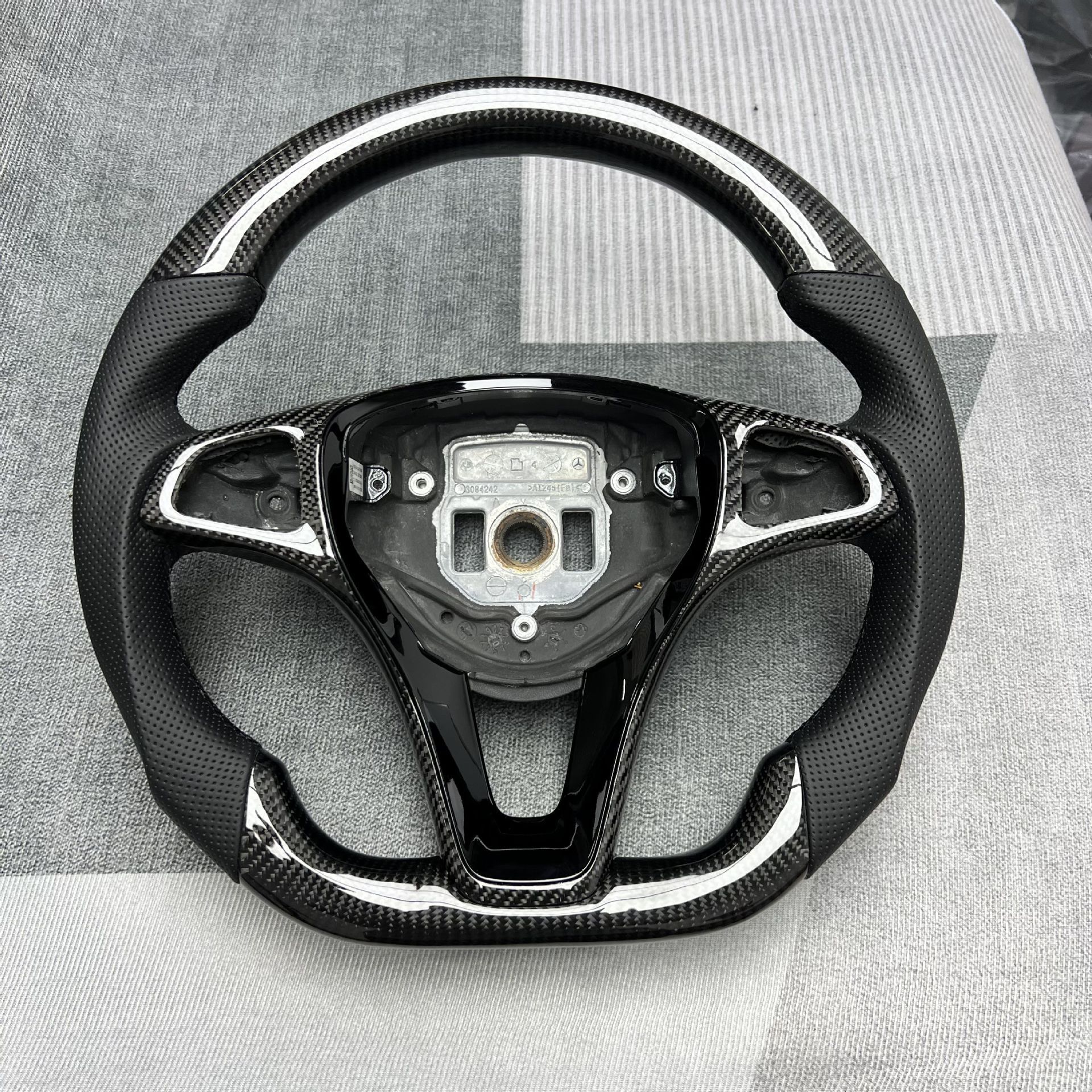 Source Factory Car Steering Wheel Modification, Suitable for Mercedes E-Class Car Carbon Fiber Steering Wheel Processing and Customization