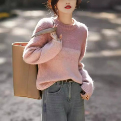 怠惰な風のグラデーションのストライプの長袖のニットの女性の2024秋冬の新型の優しさはやせてゆったりしているファッションの上着を現します。