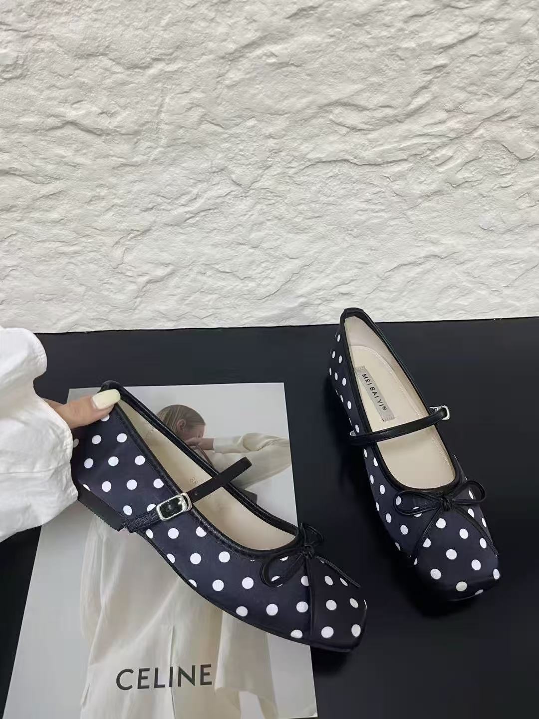 2026 nuevo verano arco de cabeza cuadrada de color de punto nicho ligero de hebilla de una palabra zapatos de moda de mujer
