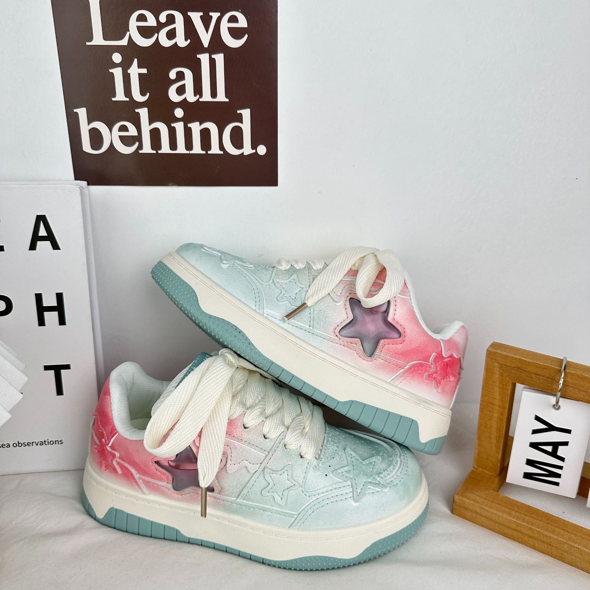 2024 primavera y verano color gradiente zapatos de skate plano coreano de estilo de Hong Kong zapatos blancos pequeños zapatos estrella zapatos de mujer