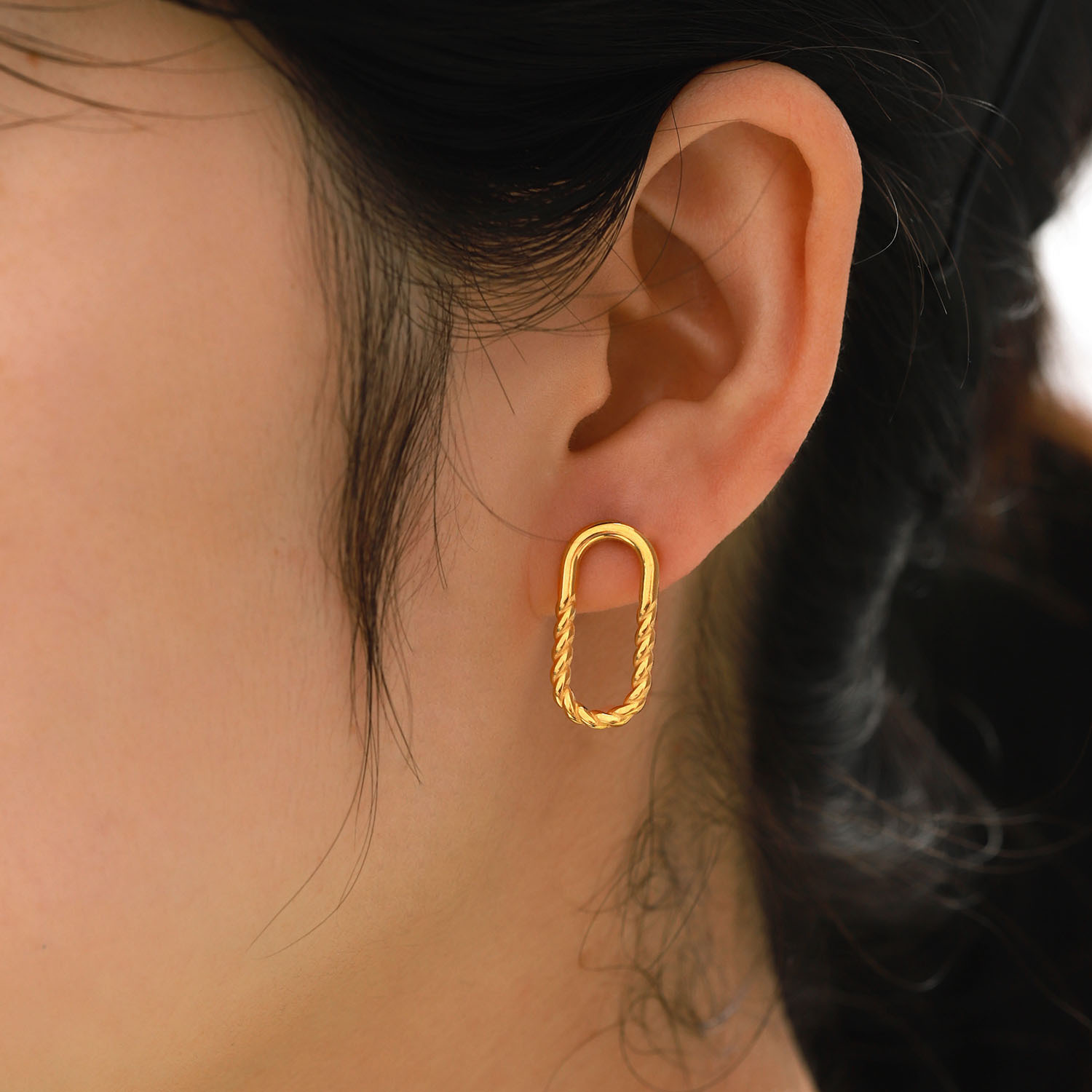 Fashion Simple 18K Gold Oval Semi-Glossy Semi-Twist Stainless Steel Earrings