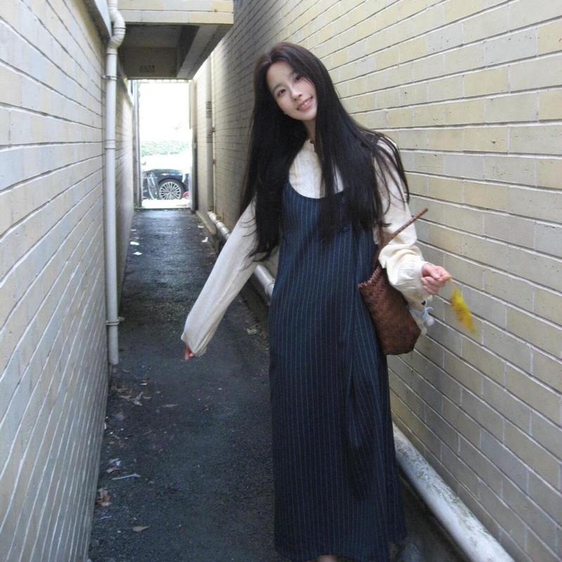 学院風は女装の紺色の毛のセットを着ています。|undefined