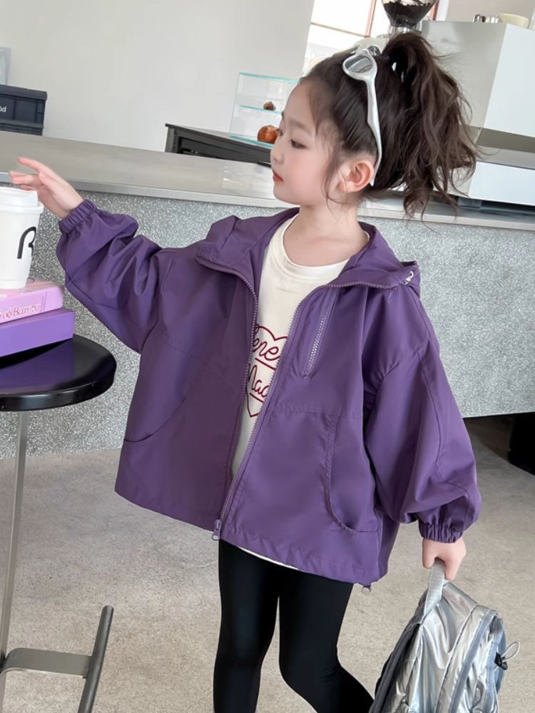 Niñas encapuchadas trajes de asalto a prueba de viento 2025 nuevos niños primavera y otoño estilo exterior casual niñas chaqueta deportiva al aire libre
