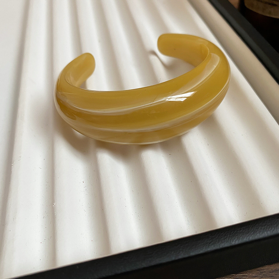 Pulsera de apertura geométrica florecientes de acrílico pulsera retro de todo fósforo de nicho, joyería de moda de alta gama de lujo ligero al por mayor