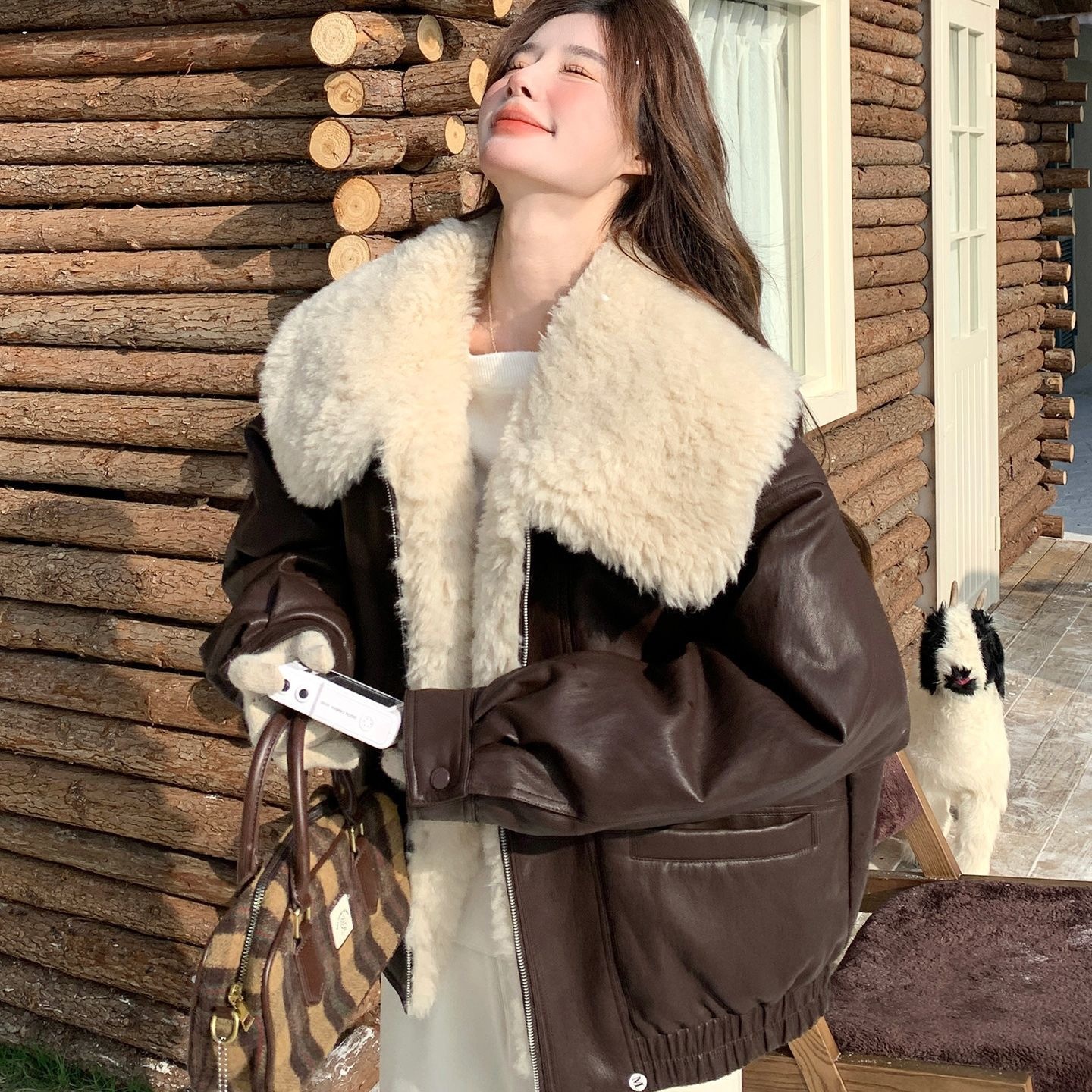 羊羔毛大翻领咖色皮衣羽绒服女冬2026新款美拉德皮毛一体短款外套