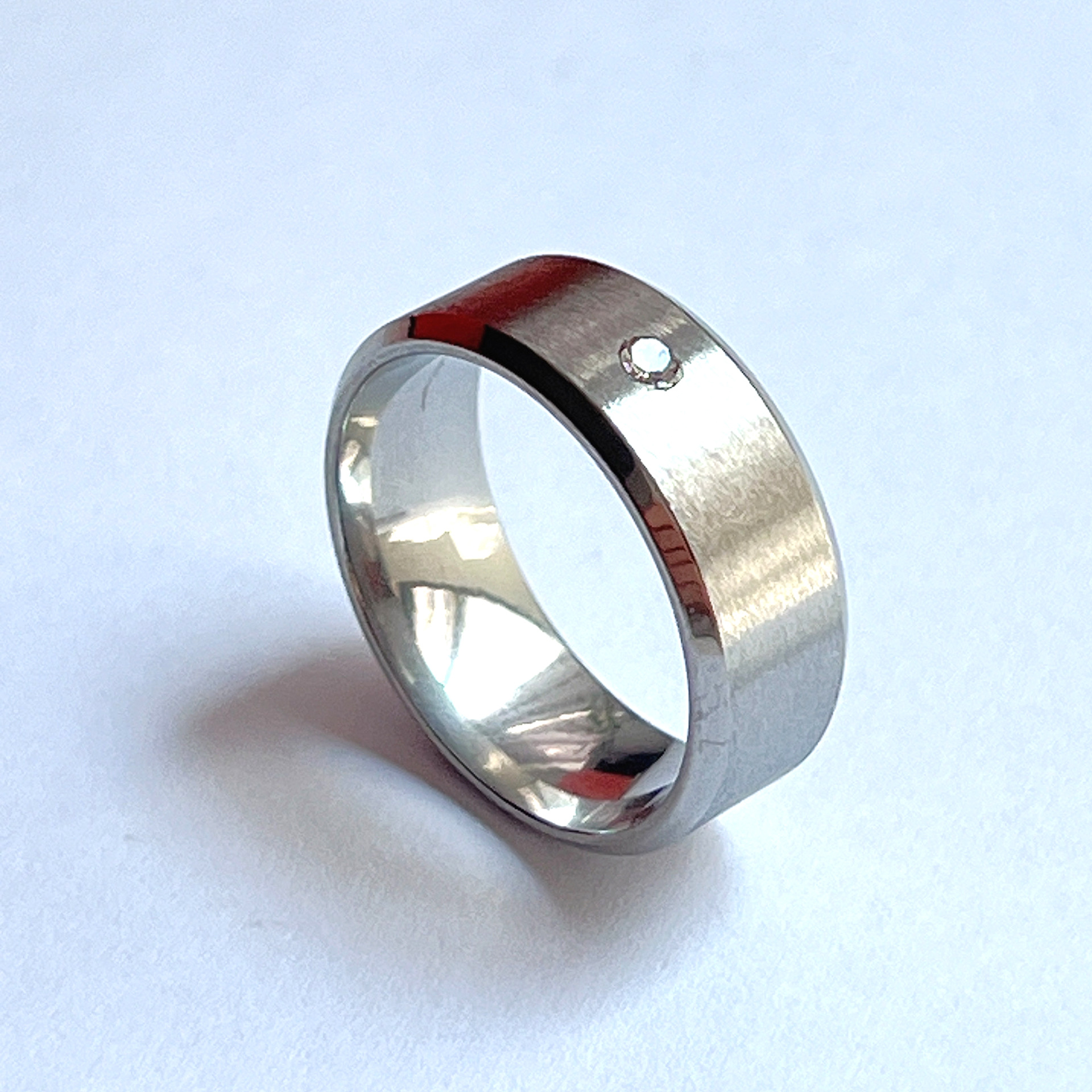 Anillo de acero de titanio de moda europea y americana no se desvanece 8mm bolas internas y externas con un anillo de diamante joyas de acero inoxidable