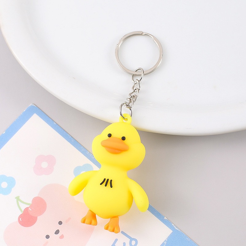 Creativo de dibujos animados pegamento suave pato amarillo colgante llavero adorable reabastecimiento de pato colgante bolsos accesorios llavero al por mayor