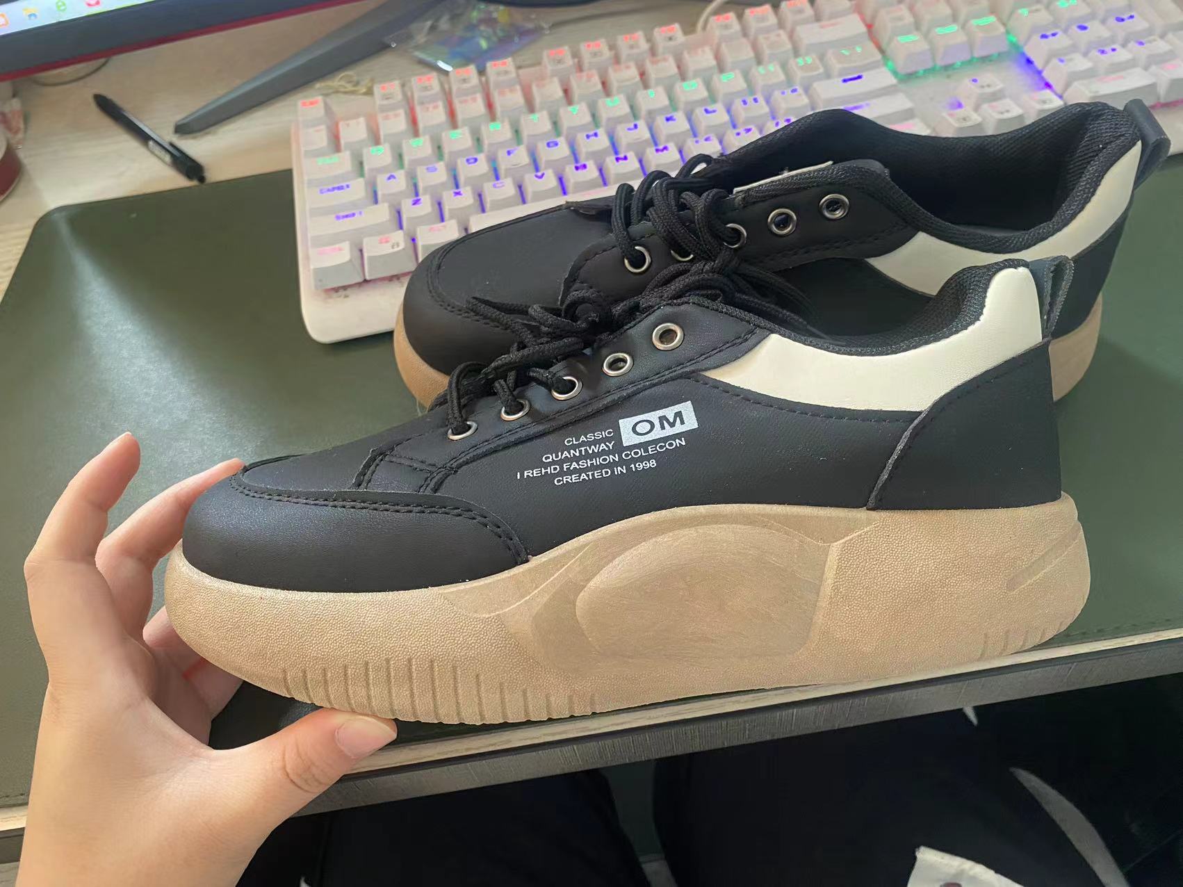 Zapatillas de maternidad con sensación de pisar excremento para mujer, estilo primavera 2026, casuales, versátiles, de suela blanda, ligeras, no cansan, botas de nieve grises. image 8