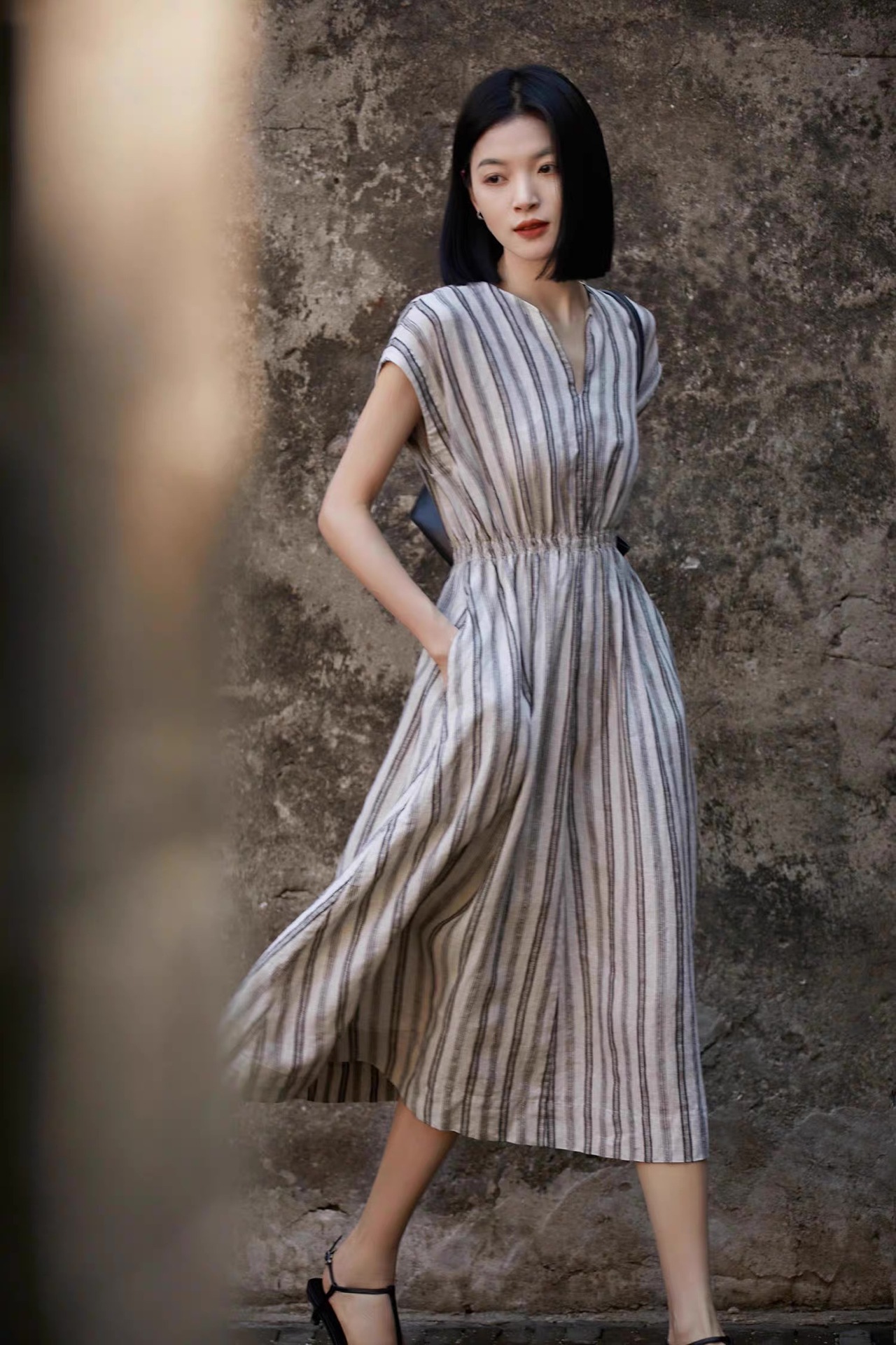 Đầm maxi nữ sọc xám linen V cổ đi làm — sọc