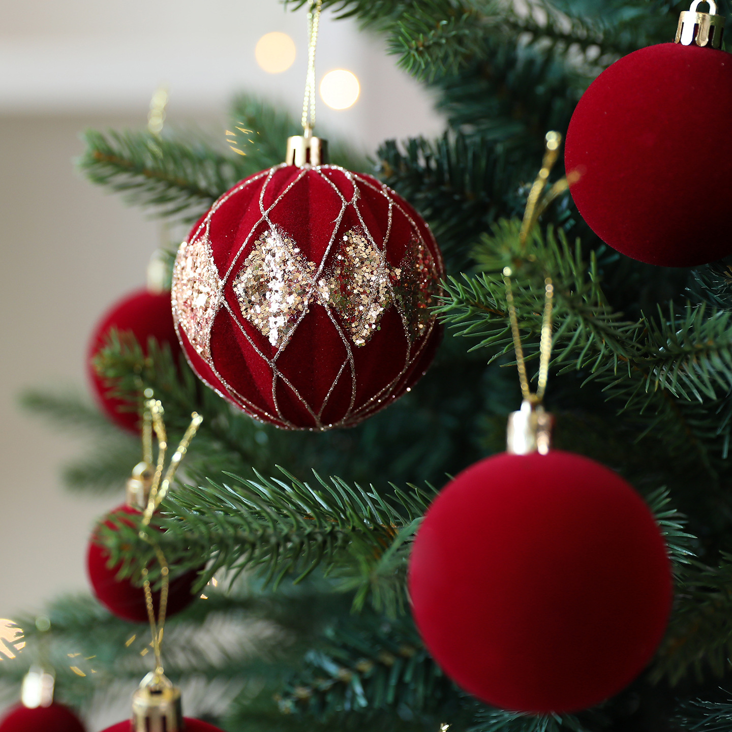 Juego de adornos navideños de terciopelo burdeos – 36 piezas de decoración navideña moderna acabada a mano para árboles y repisas (8 cm/6 cm/4 cm)_voghion.com