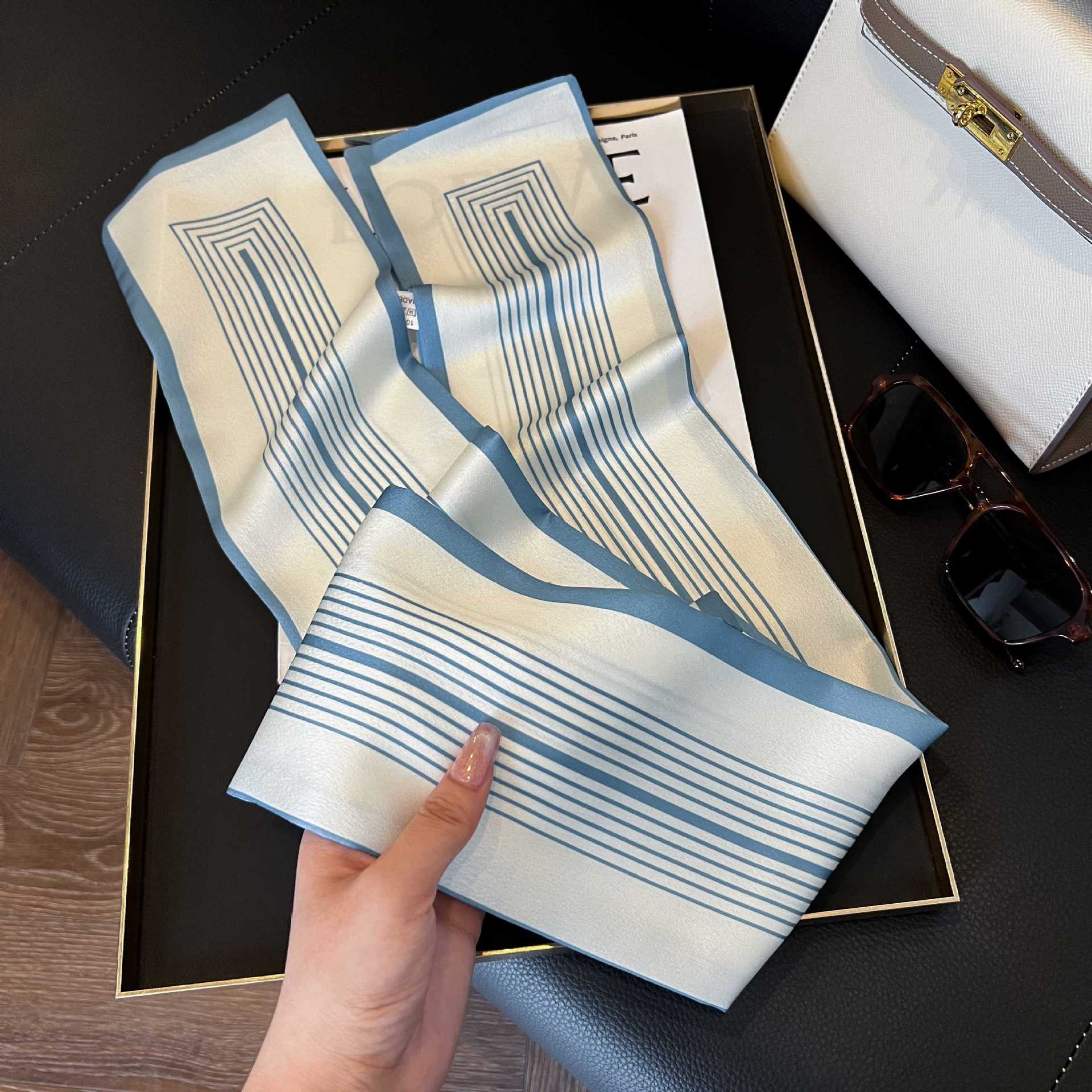 Nueva bufanda de seda pequeña banda larga estrecha para el cabello mujer estilo primavera y otoño moda madre bufanda estilo verano estilo fino serpentina bufanda al por mayor