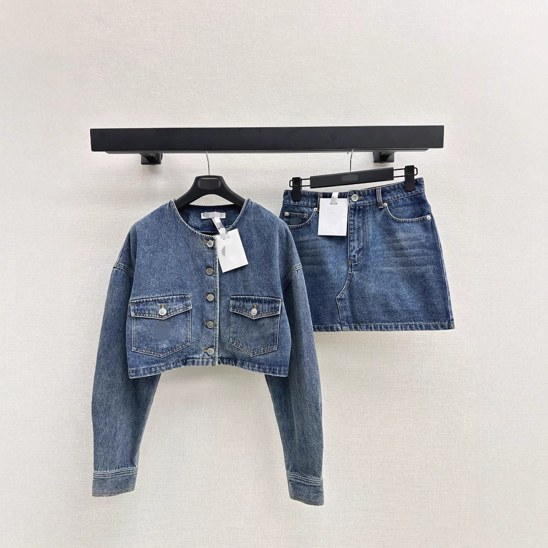 Short denim jacket for leisure with a round collar