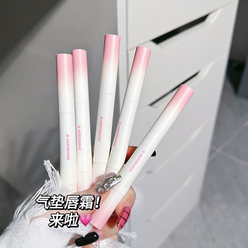 ふわふわモチモチ毛玉! ぬいぐるみのリップクリームが白く見えます。|undefined