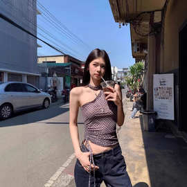 不规则黑色格子斜肩吊带背心女夏季性感辣妹气质短款修身露肩上衣