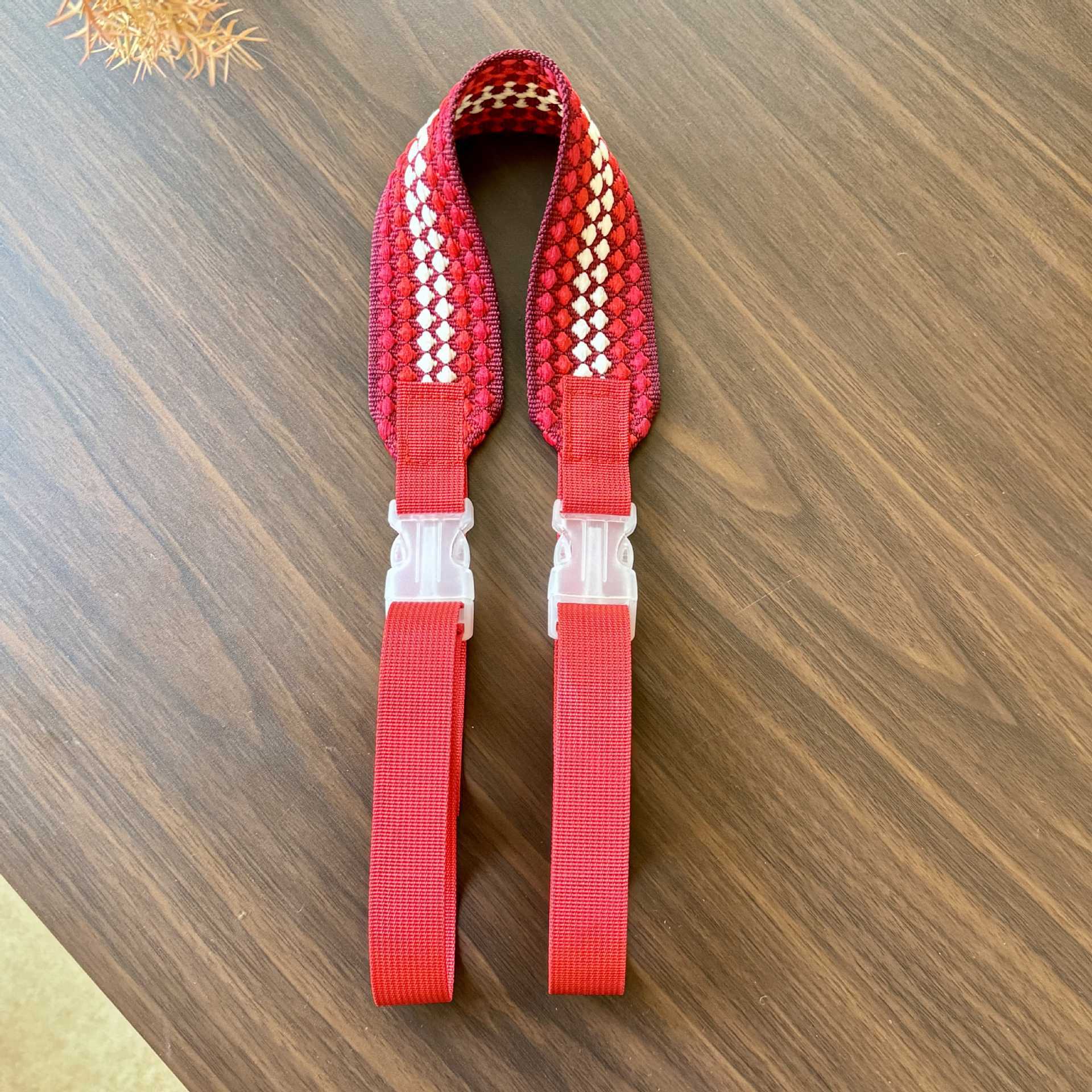 빨간색과 흰색 폴카 도트 넓은 어깨끈