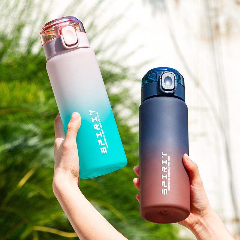 Taza de agua nueva de 750ml con gradiente de color, gran capacidad, plástico de alto valor con cierre de rebote y escala, para beber directamente.