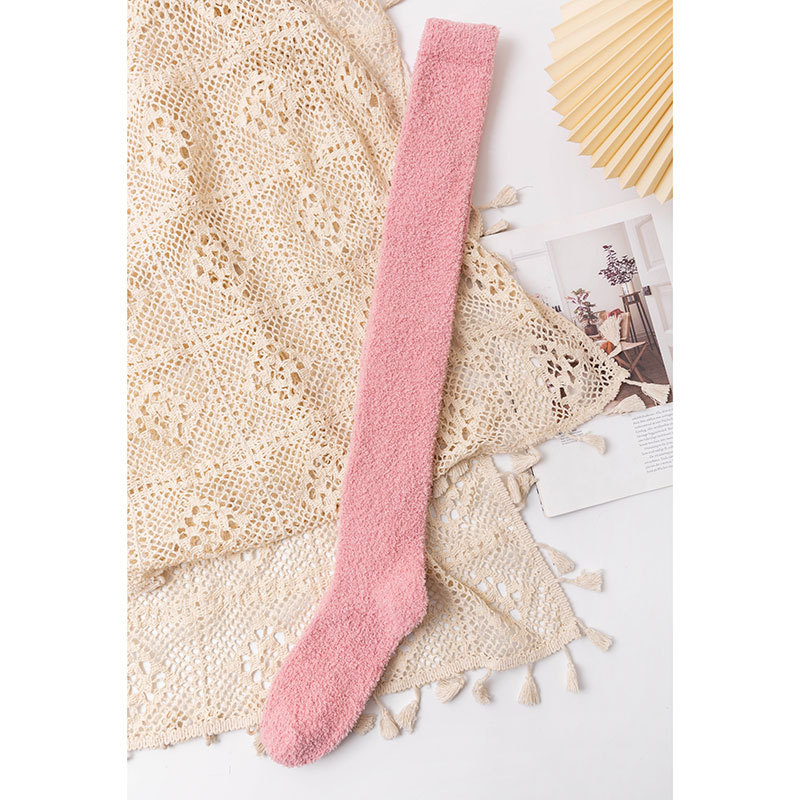 Medias de mujer sobre la rodilla calcetines altos cálido otoño e invierno Nuevos calcetines de terciopelo de coral de color sólido para mujer engrosados calcetines de dormir en casa